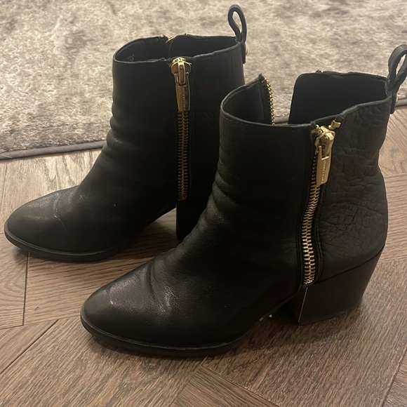 Vince Camuto size 7 black leather boots with gold double zipper - Picture 2 of 5